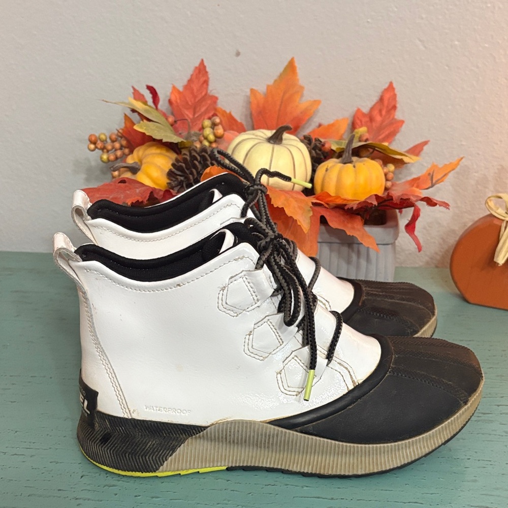 Sorel Black and White Boots SZ 10 Wos box 163